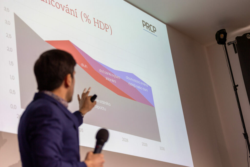 Fotografie z tiskové konference představující studii