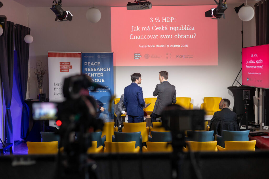 Fotografie z tiskové konference představující studii