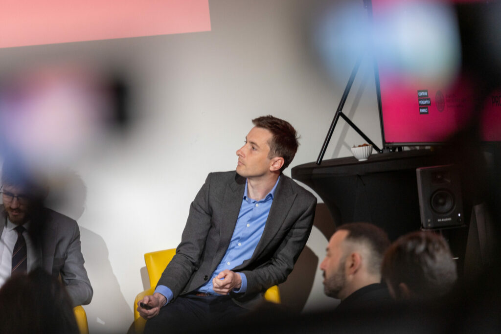 Fotografie z tiskové konference představující studii