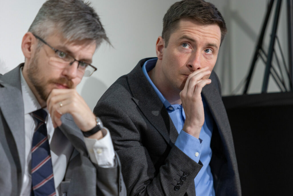 Fotografie z tiskové konference představující studii