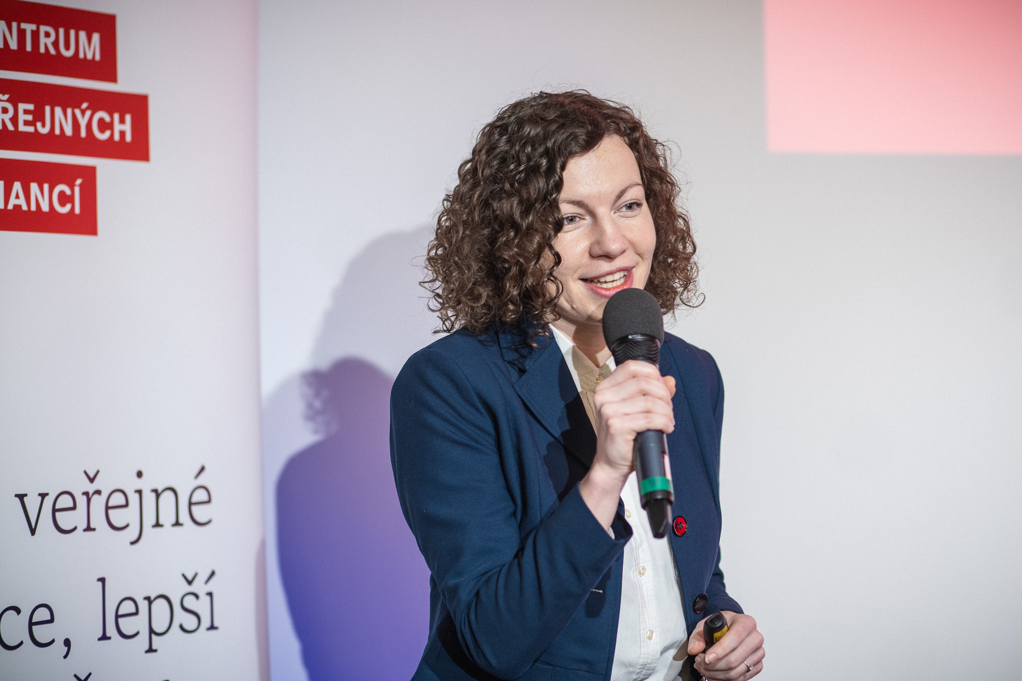 Markéta Malá prezentuje studii.